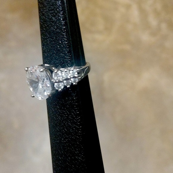 Beautiful Designed Simulated Diamond & Silver Ring.  Size 8 - Picture 4 of 8